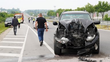 Разсеян заради телефон шофьор на джип се заби в трактор край Хасково (снимки)
