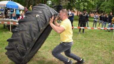 Студенти теглиха автомобил и преобръщаха 130-килограмова гума на турнир (снимки)