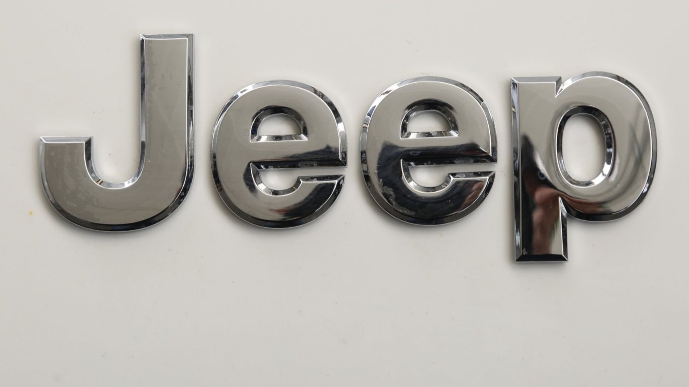 Stellantis изтегля близо 220 000 Jeep Cherokee заради риск от пожар