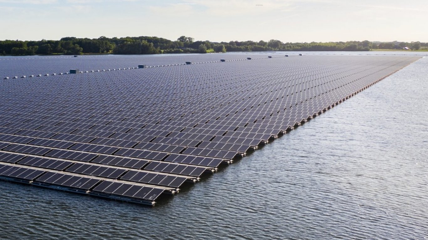 Плаващите слънчеви панели превръщат стари кариери в златни мини за зелена енергия