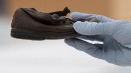 8000 обувки на убити от нацистите деца ще съхранява музеят Аушвиц 