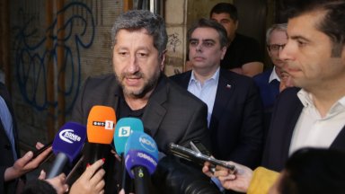 Според него ситуацията в страната е сериозна и всяко решение