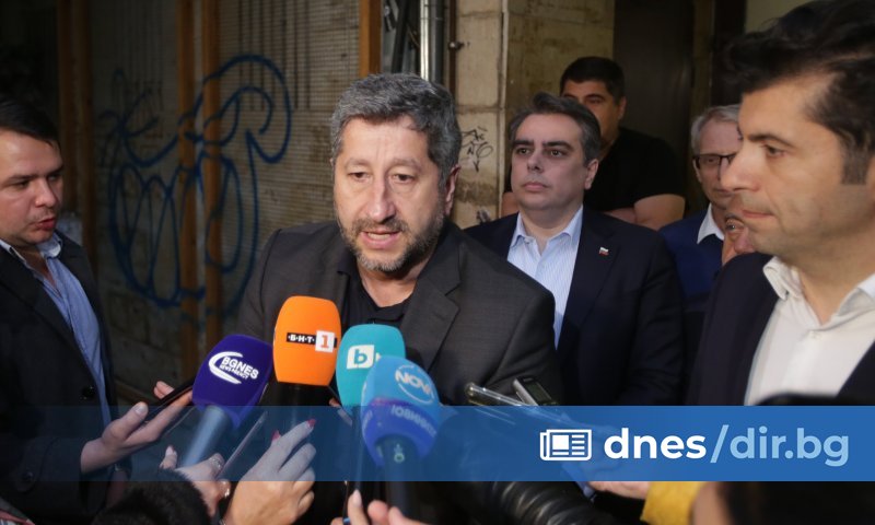 Така съпредседателят на ДБ Христо Иванов коментира брифинга, на който