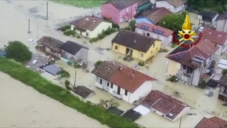 Северна Италия е под вода, Венеция се готви да задейства специалната си плаваща дига (снимки)