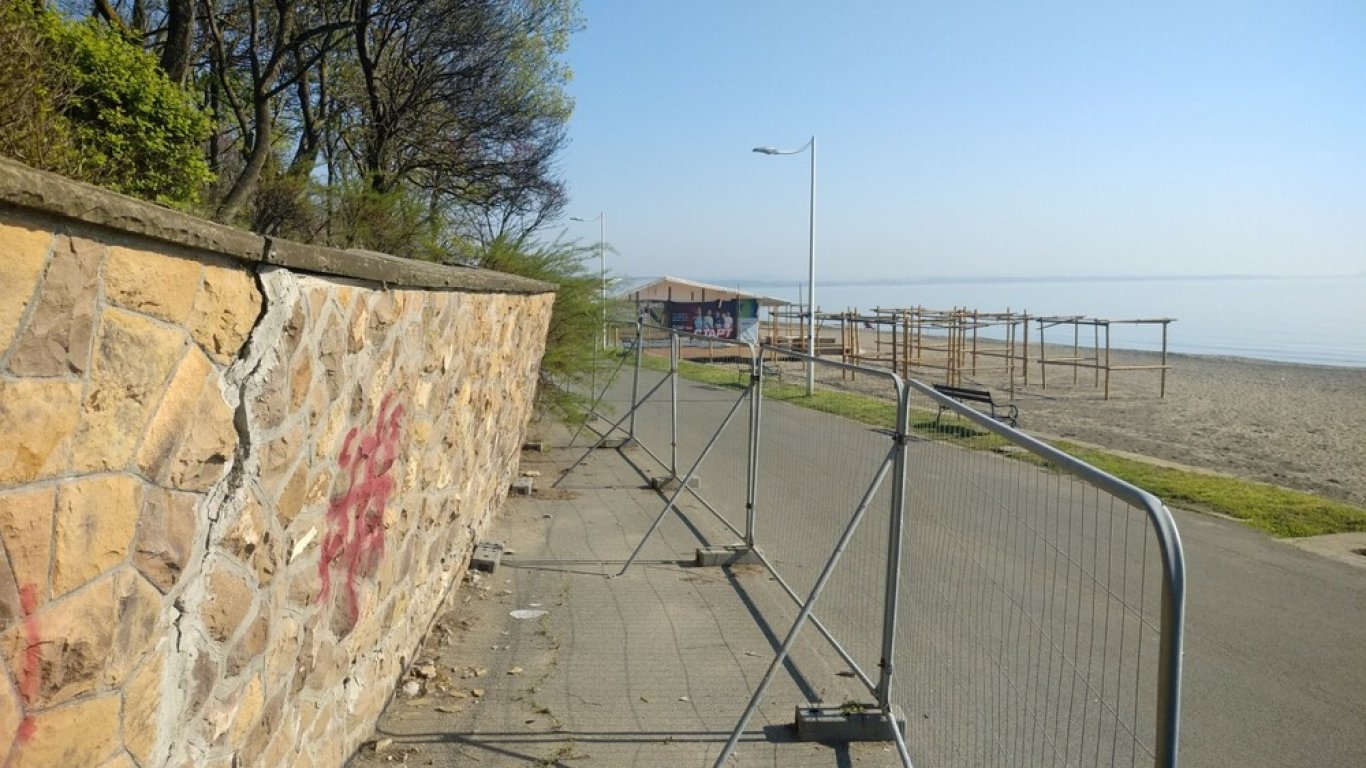 Започва укрепване на свлачището до Бункера в Морската градина на Бургас