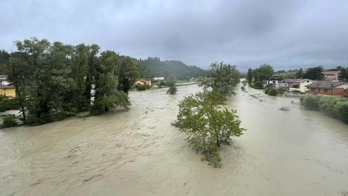 Най-малко 4 жертви и десетки изчезнали след катастрофалните наводнения в Италия (видео)