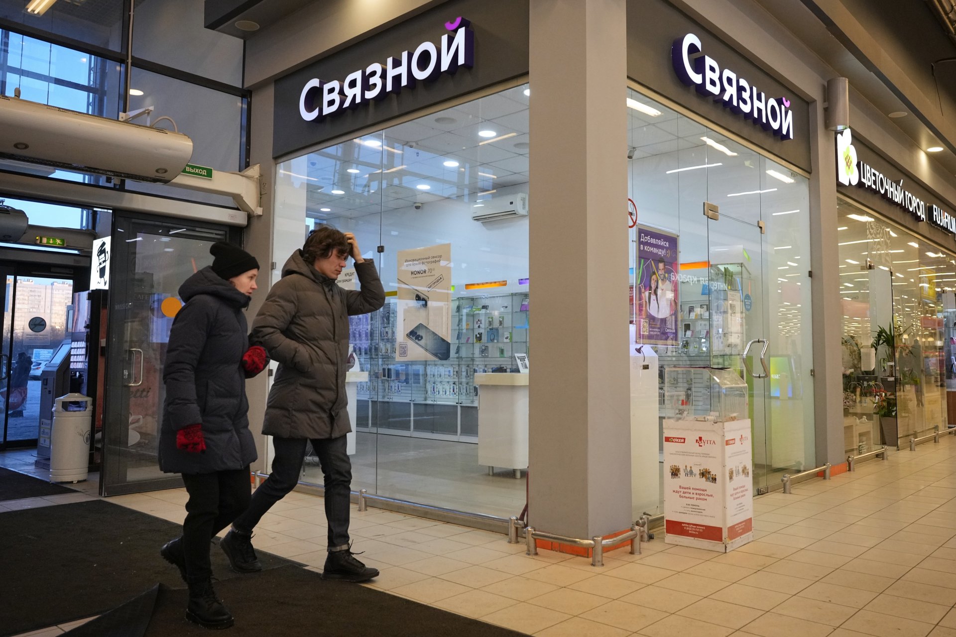10 март 2023 г. Магазин от веригата "Связной", който предлага в Санкт Петербург айфони на цени като в Европа, въпреки че "Епъл" спря доставките за Русия