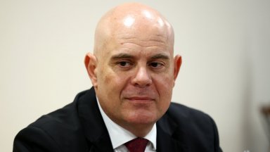 Моля да преместим годишния доклад като т 2 в дневния