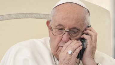Папа Франциск прекъсна седмичната си аудиенция заради телефонен разговор