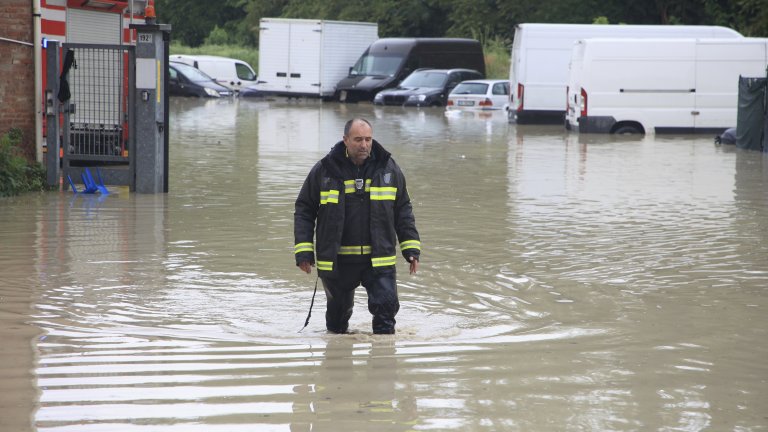 Български тираджия е блокиран във водния капан в Италия (видео)