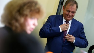 Виж още Крум Зарков От утре актовете на Сарафов и