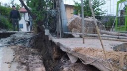 Пропадна участък от улица във Варна след ВиК авария
