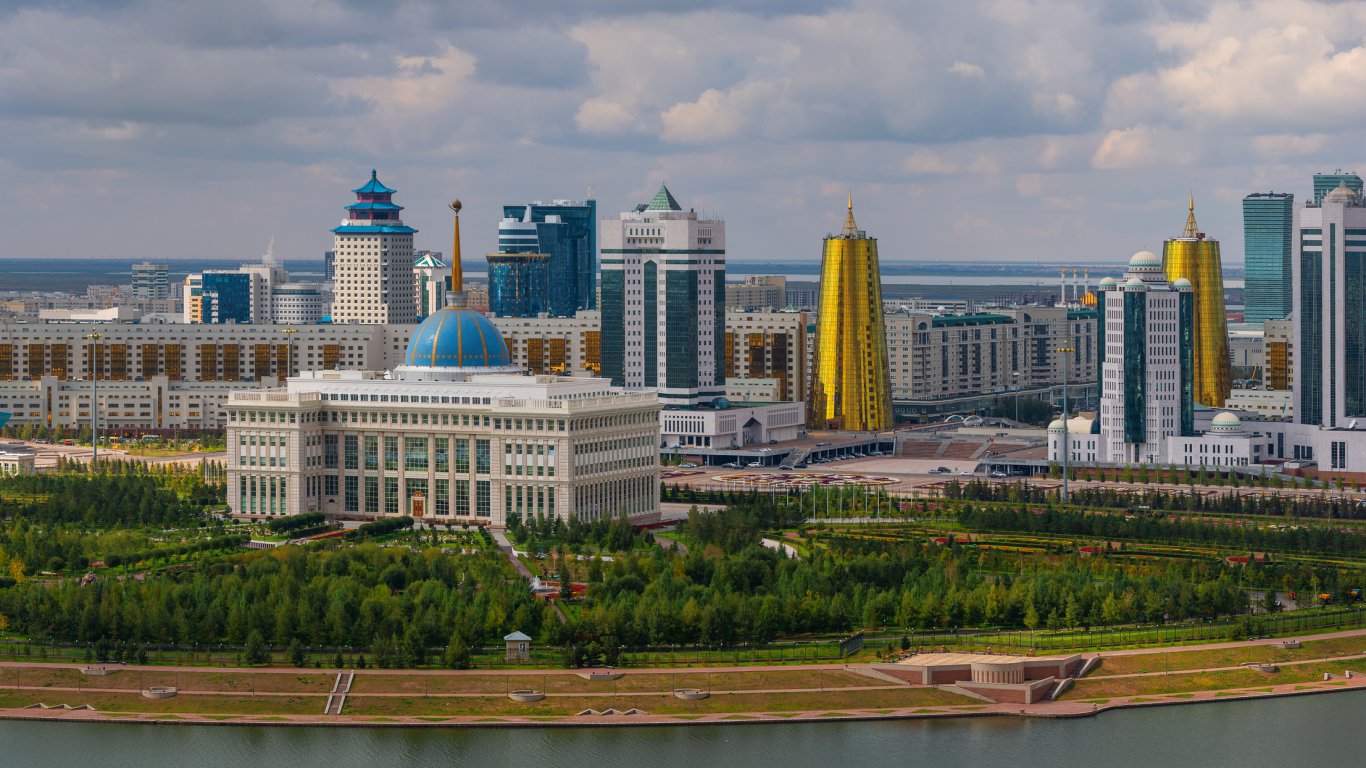 Казахстан отрече да помага на Русия в заобикаляне на санкциите