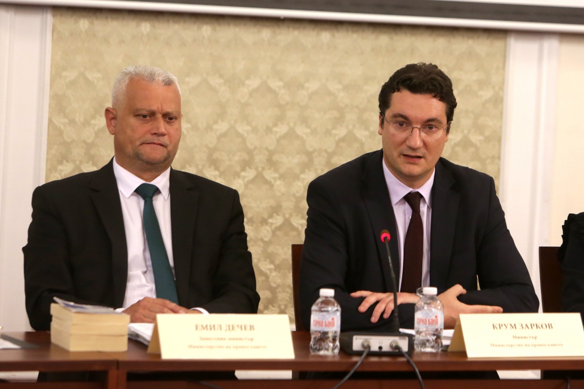 Заместник-министърът на правосъдието Емил Дечев и служебният министър на правосъдието Крум Зарков.