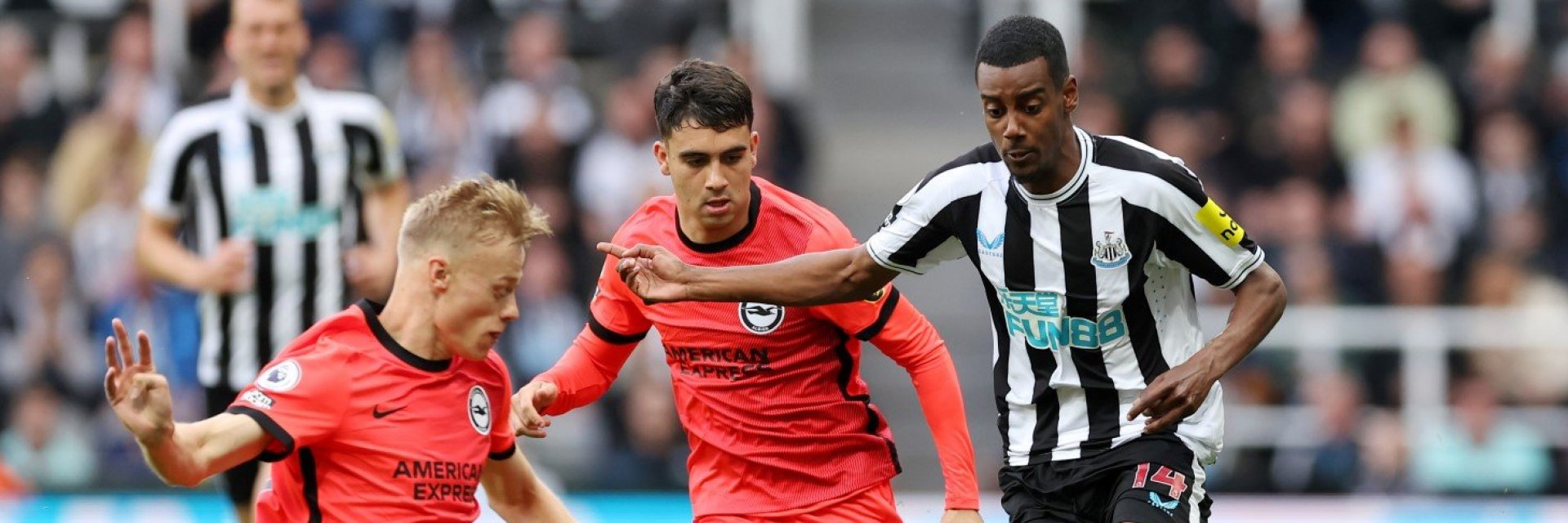 Нюкасъл взе ключова победа и се вижда в Шампионската лига след 21 г.