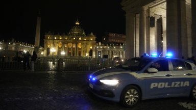 Нападател щурмува с автомобил Ватикана, стигна се до стрелба (видео/снимки)