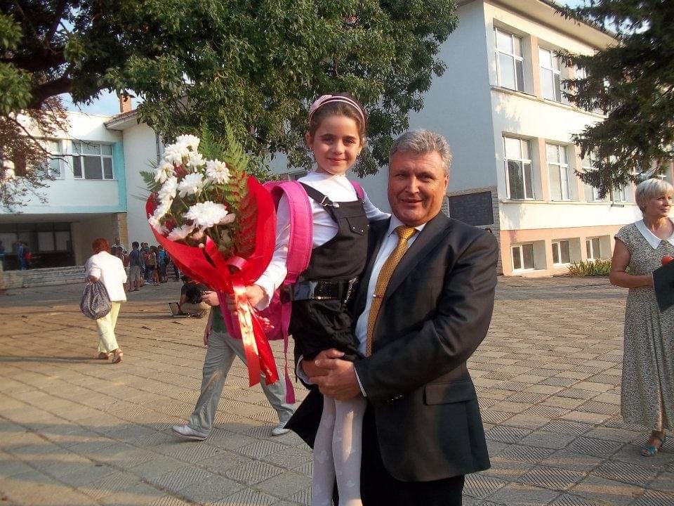 Хирургът присъства и на първия учебен ден на момиченцето