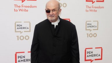 Покушението бе извършено на 12 август м г докато писателят изнасяше