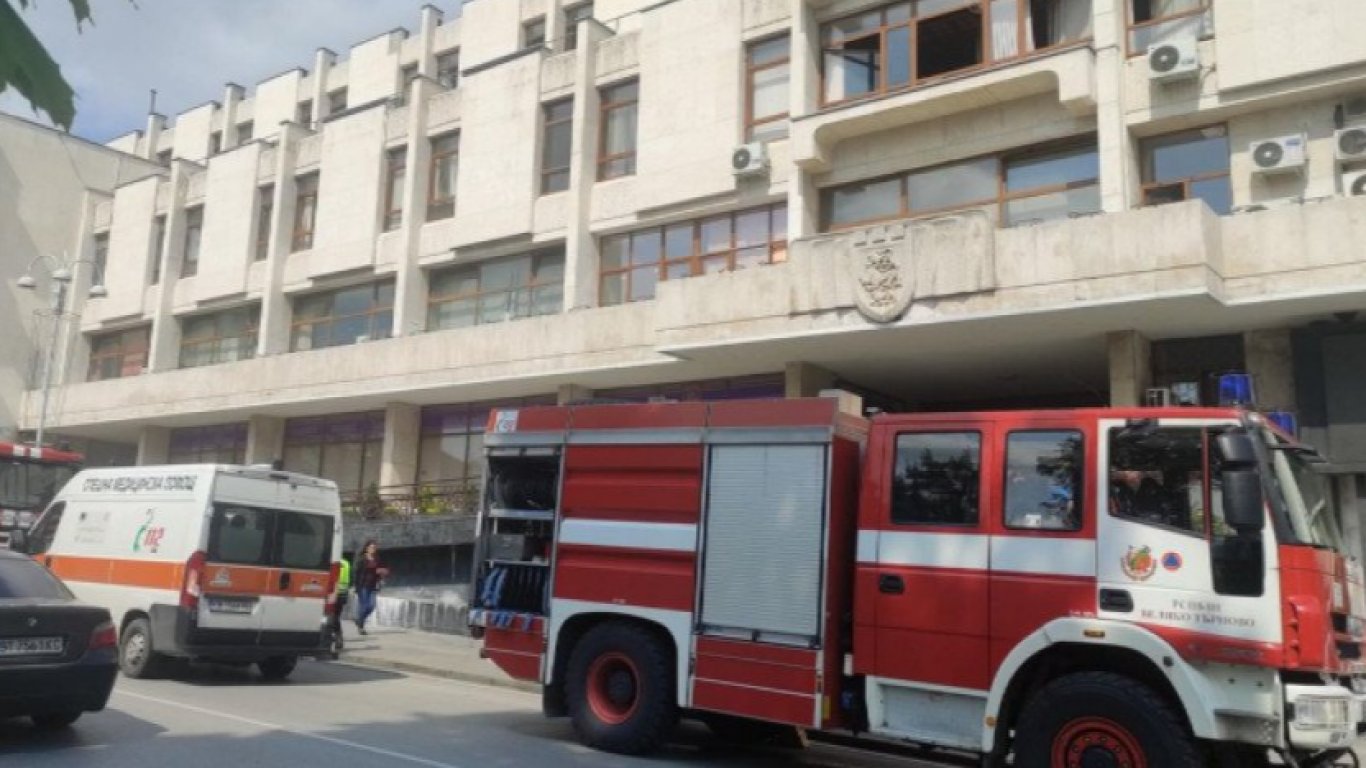 Пожар в сградата на община Велико Търново, двама души са пострадали (снимки)