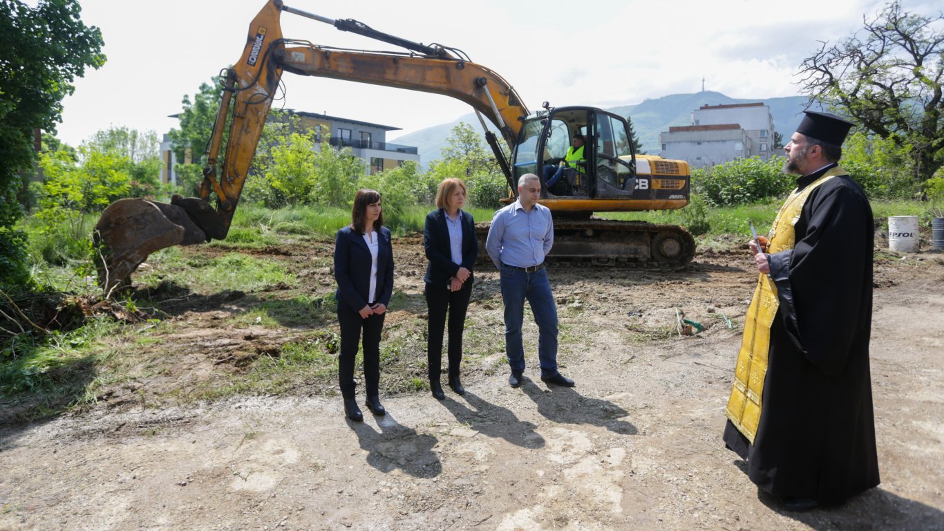 Фандъкова даде старт на строителството на нова детска градина в София (снимки)