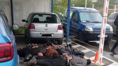 Полицията е арестувала трафиканта им 26 годишен мъж който обяснил че