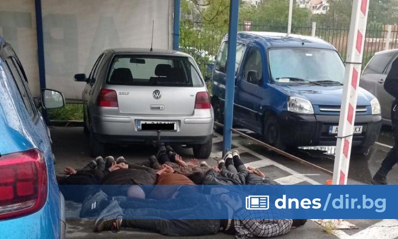 Полицията е арестувала трафиканта им, 26-годишен мъж, който обяснил, че