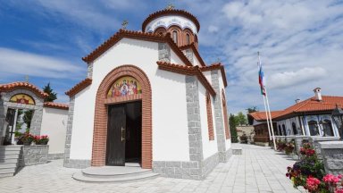 Делтапланерист падна върху купола на новата църква в Стария град в Пловдив
