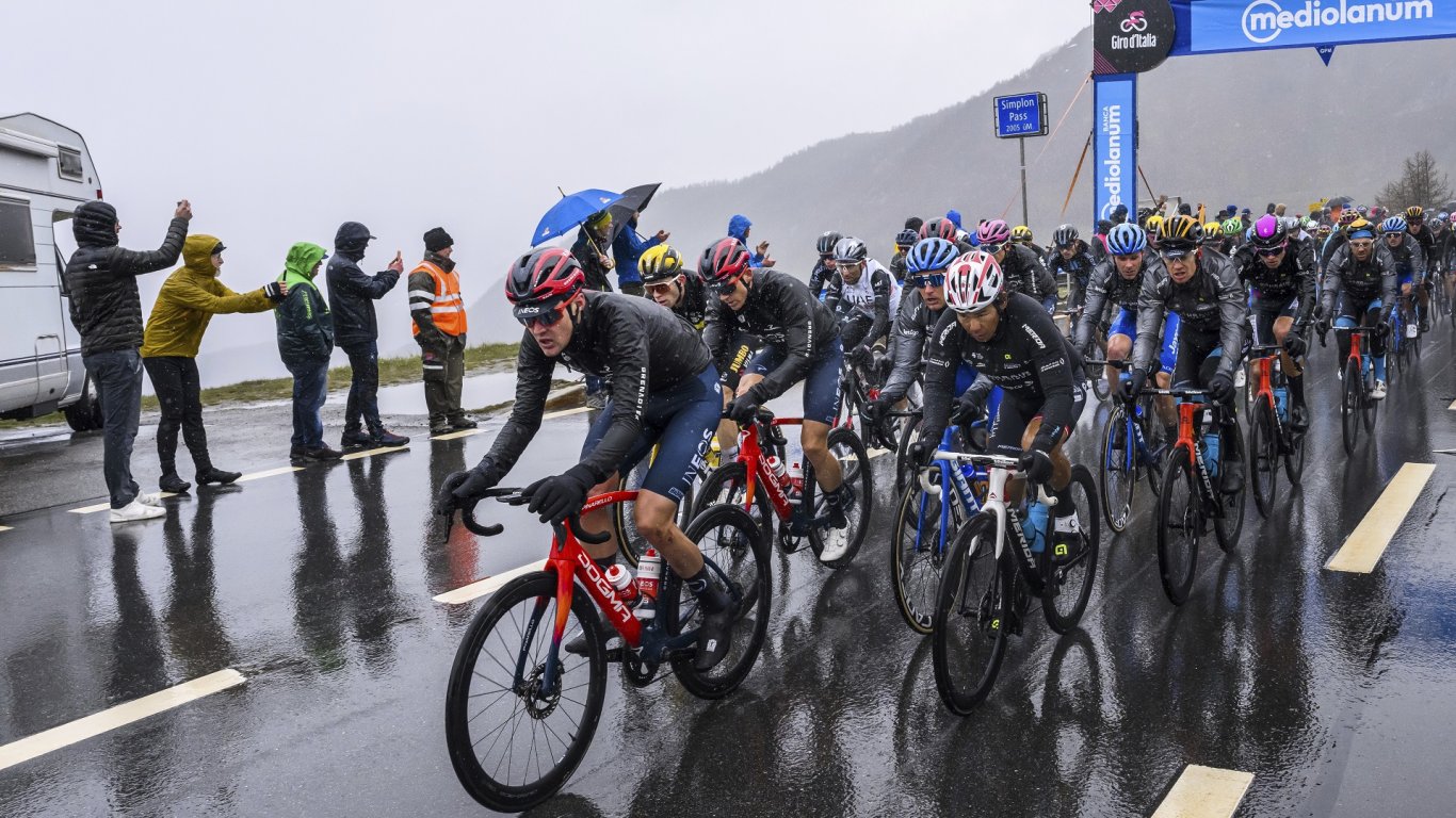 Пак дъжд и пак немска победа в "Джирото", но нов изненадващ лидер с розова фланелка