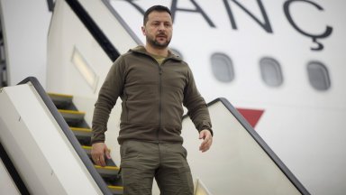 Снимка БТА Има полицейски служители патрулни автомобили и жандармерия Спряно