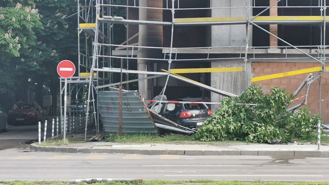 Кола се заби в скеле на строеж след тежък сблъсък на бул. "Тодор Александров" в София