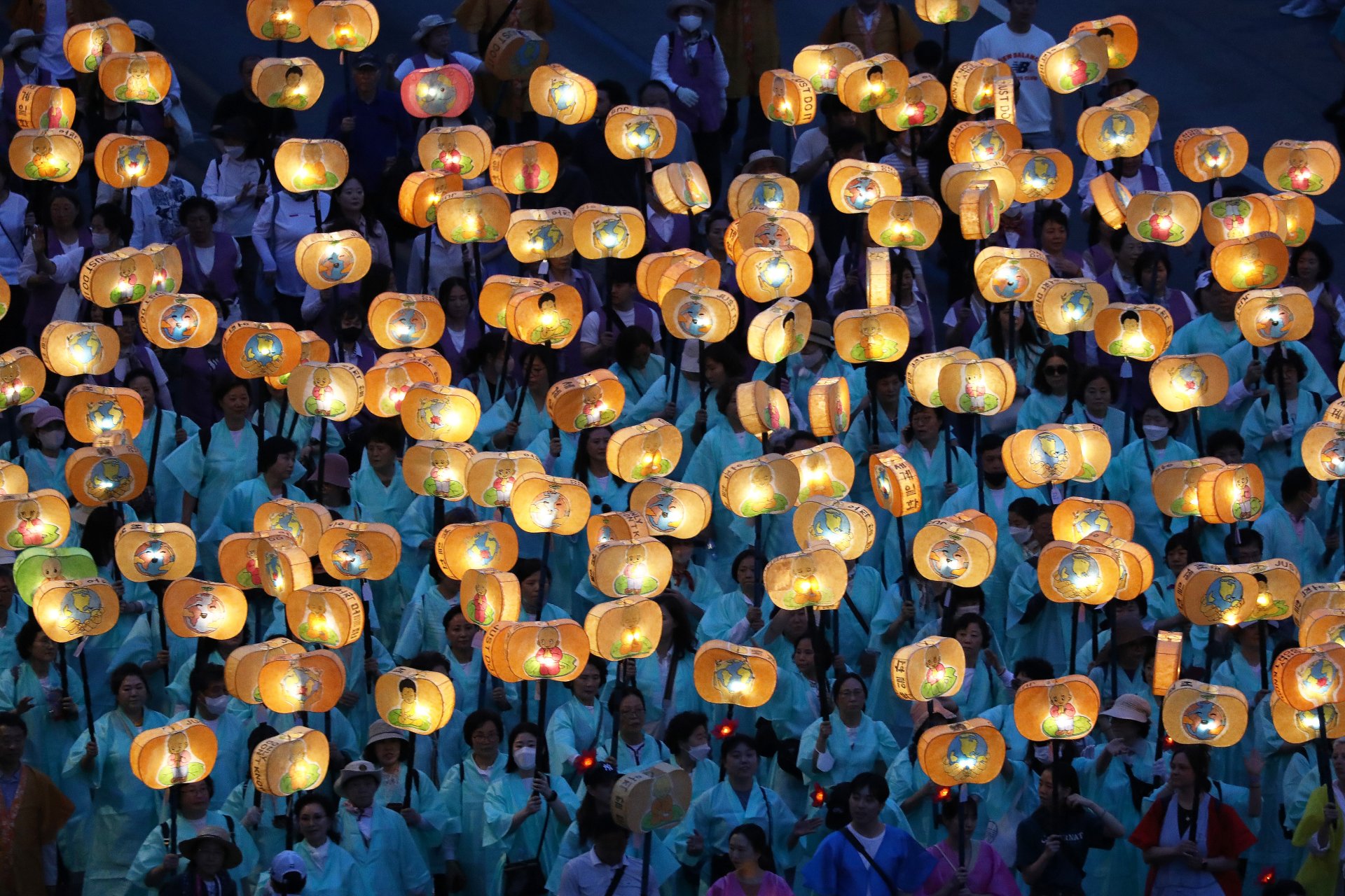 Будисти се събират под цветни фенери по време на Фестивала на лотосовите фенери.