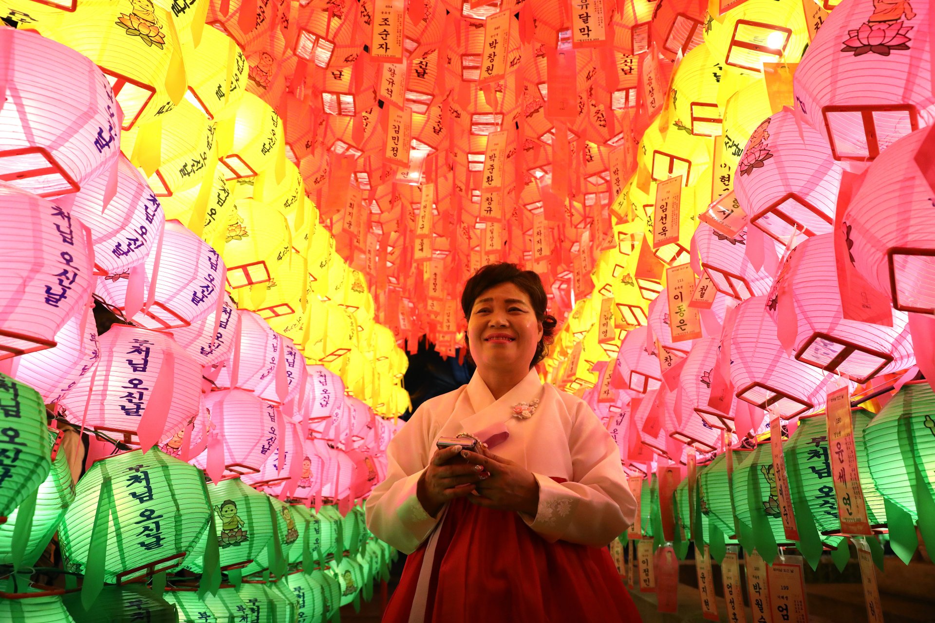 Будисти се събират под цветни фенери по време на Фестивала на лотосовите фенери,