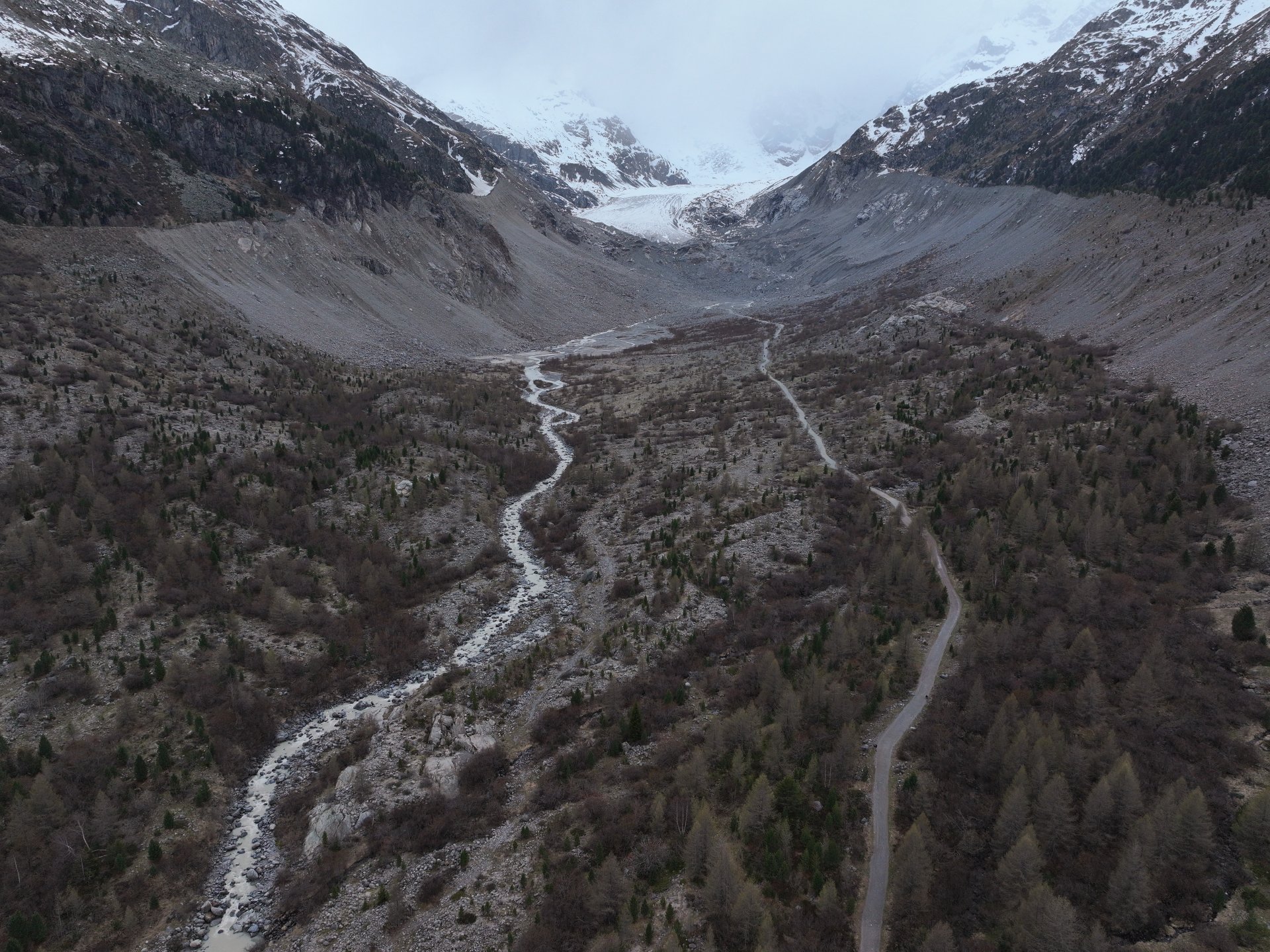 река от стопена вода минава през басейн на отдръпващия се ледник Morteratsch, който някога е бил напълно запълнен през 50-те години на миналия век на 20 май 2023 г. близо до Понтрезина, Швейцария. 