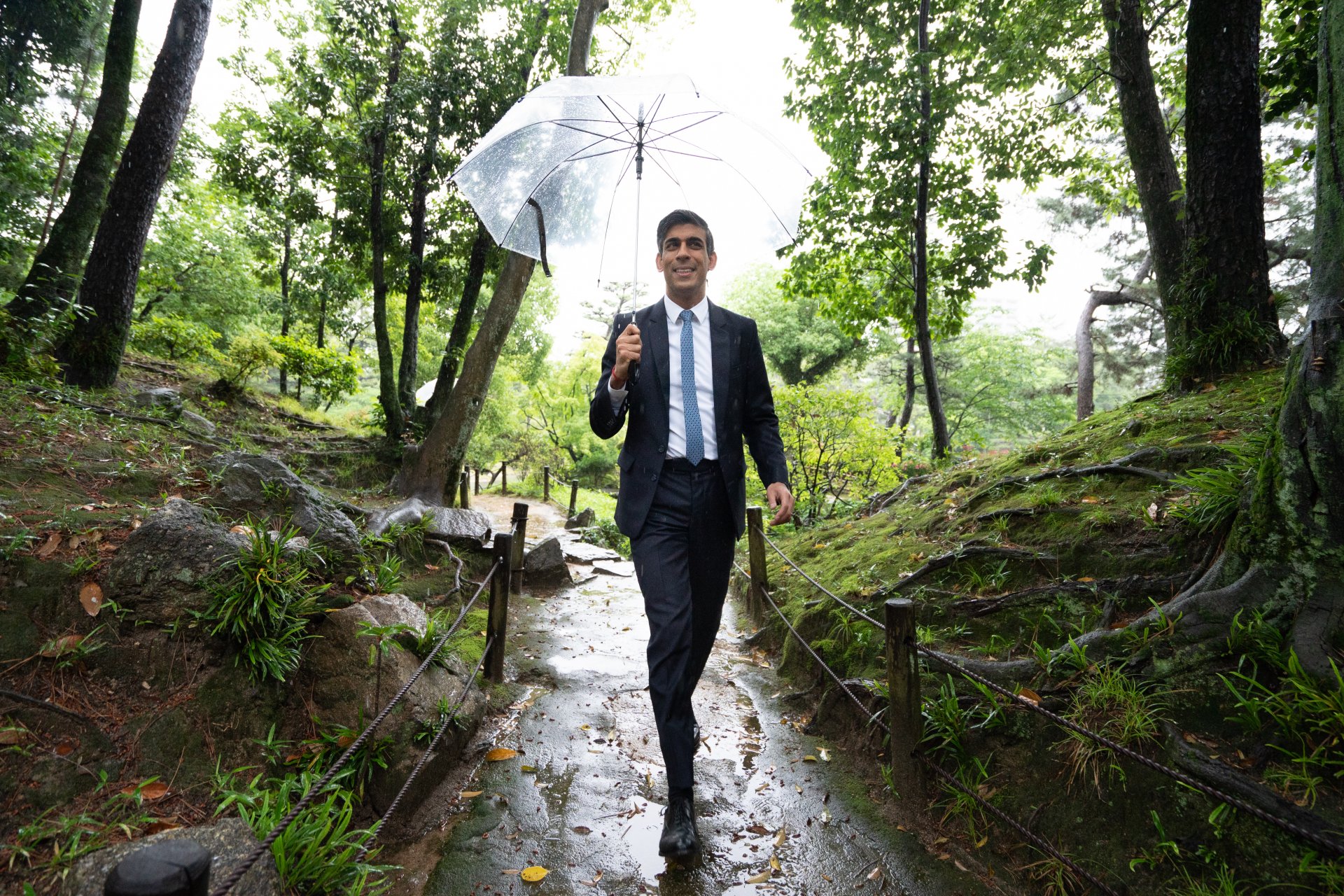 Британският министър-председател Риши Сунак на посещение в градината Shukkeien