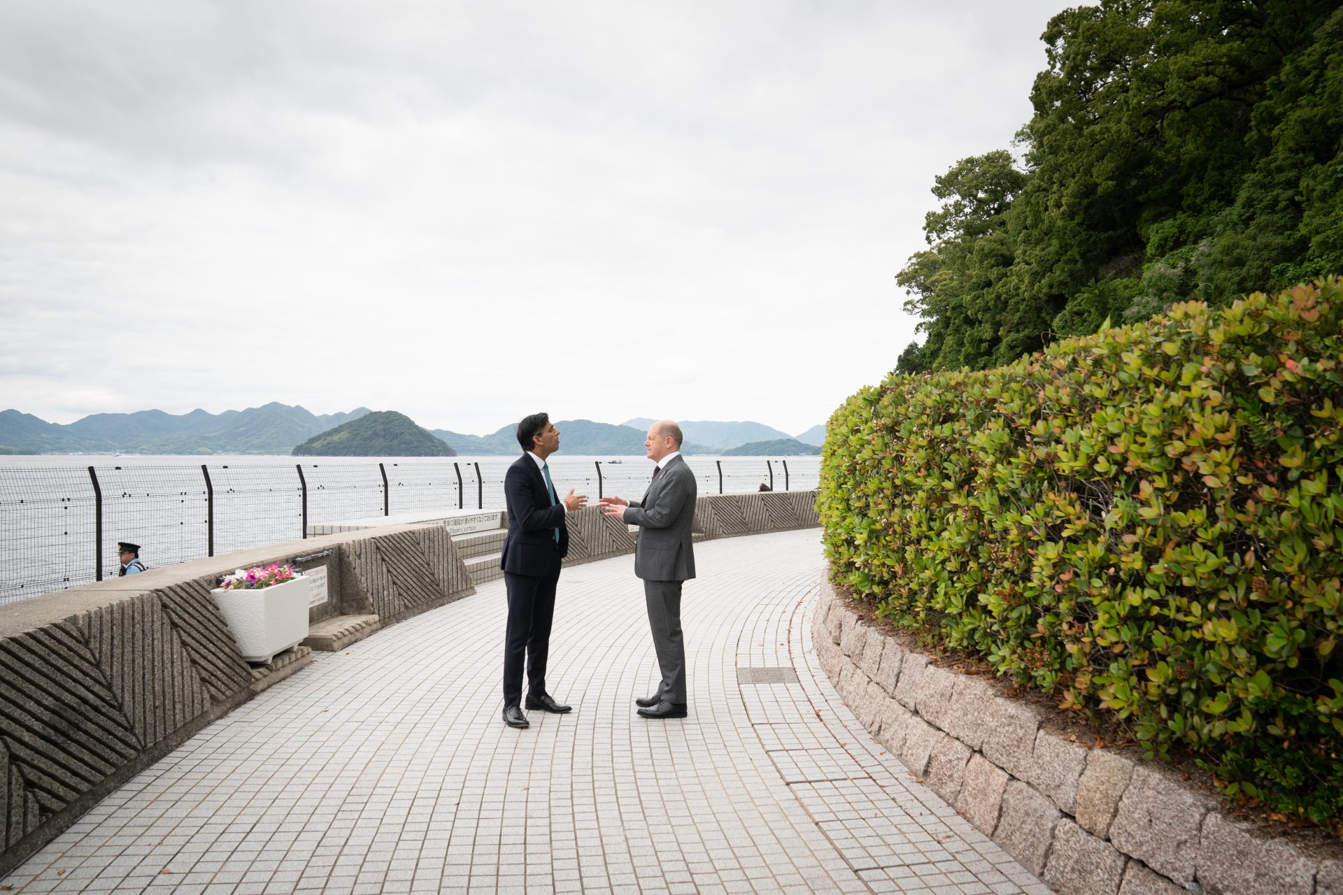 Министър-председателят Риши Сунак (вляво) разговаря с германския канцлер Олаф Шолц между срещите на срещата на върха на Г-7 на 20 май 2023 г. в Хирошима, Япония. 