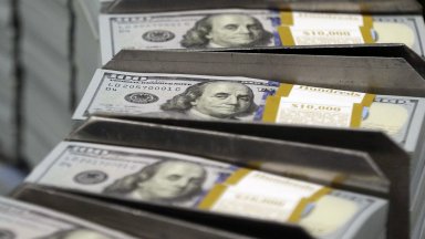 Доларът поевтинява в очакване на важни решения от банките за лихвите