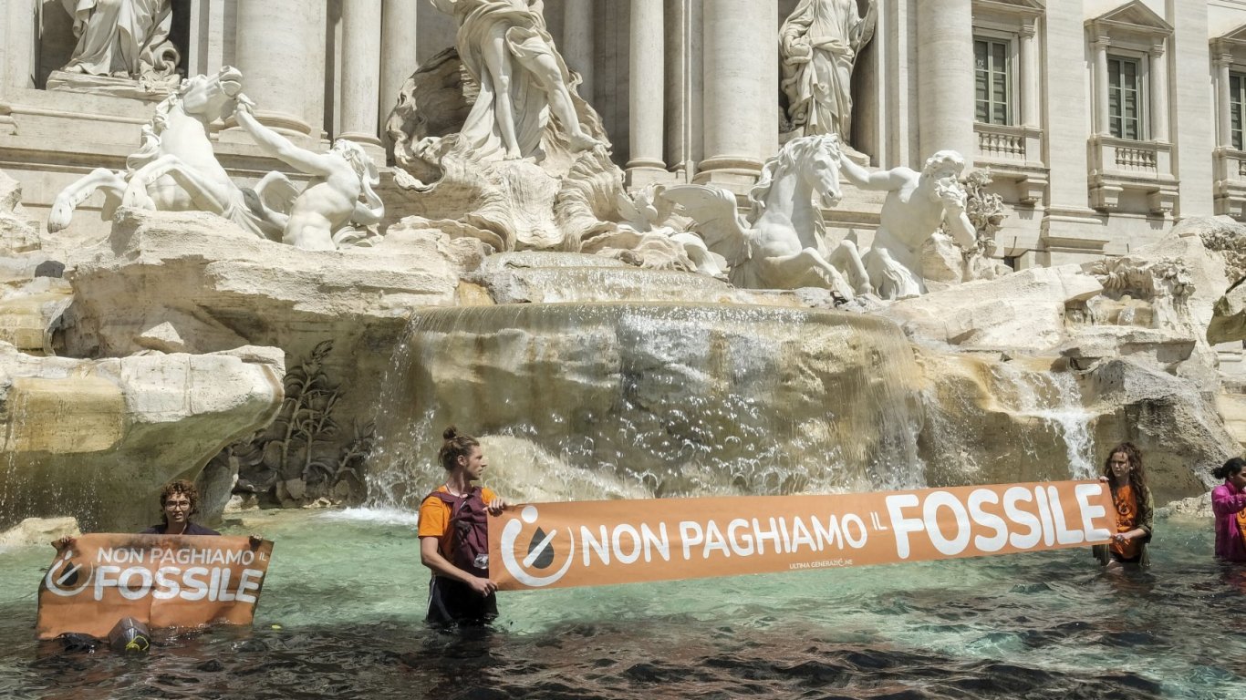 Климатични активисти изляха черна течност в прочутия римски фонтан Ди Треви