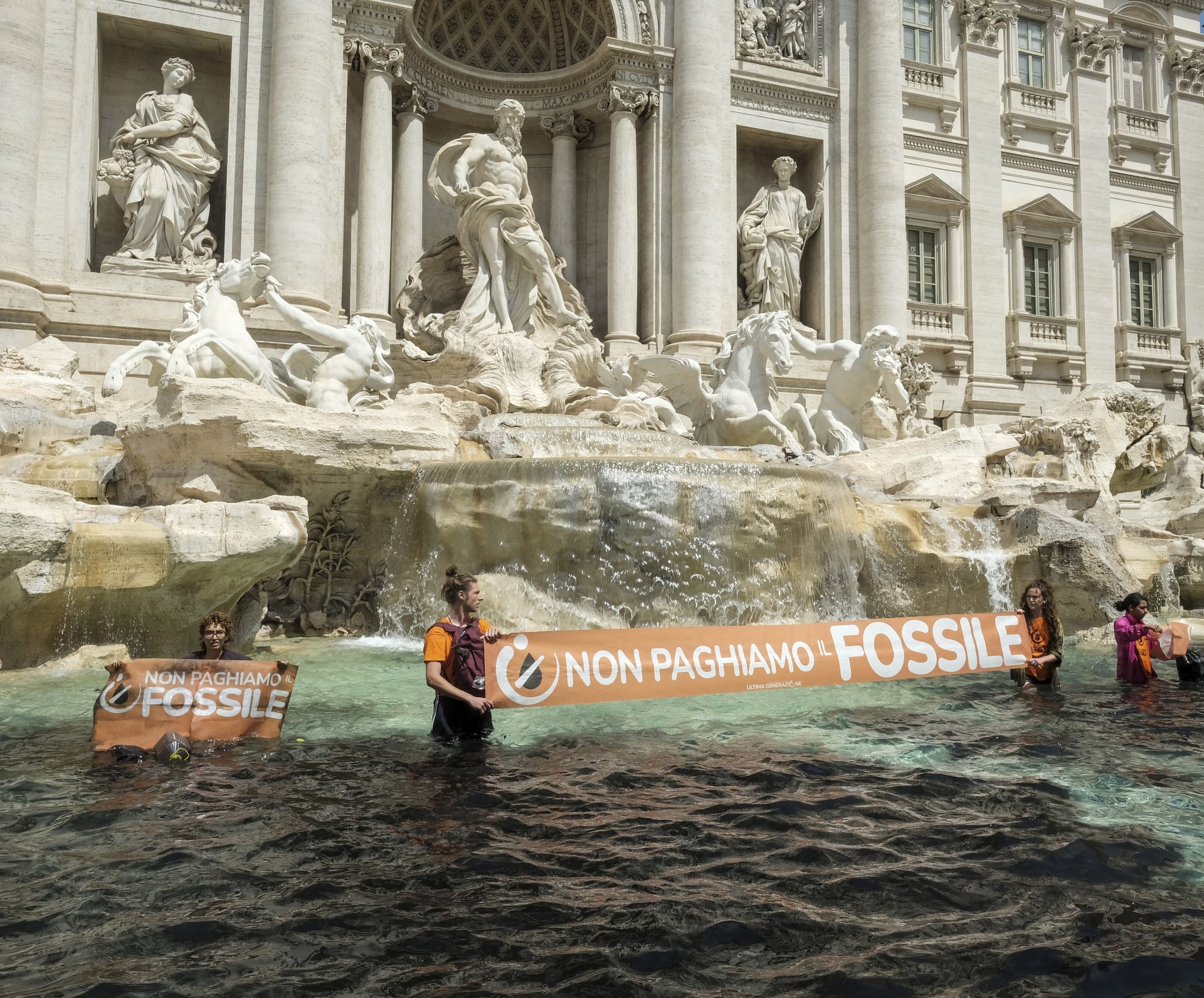 Екоактивисти от движението "Последно поколение" изляха черна течност във фонтана Ди Треви в Рим