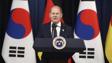 В същото време Еманюел Макрон бе на кратка визита в