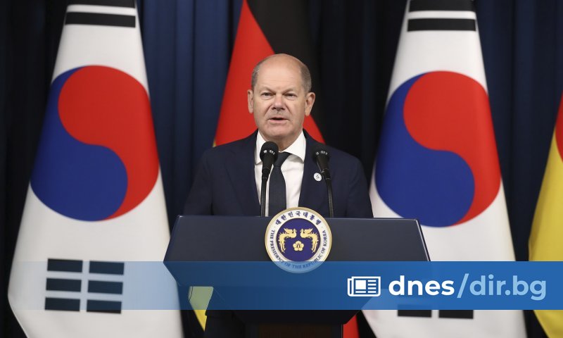 В същото време Еманюел Макрон бе на кратка визита в