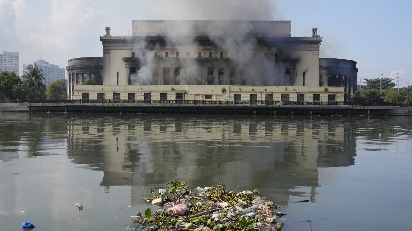 Огромен пожар изпепели част от ценна историческата сграда в Манила (снимки/видео)