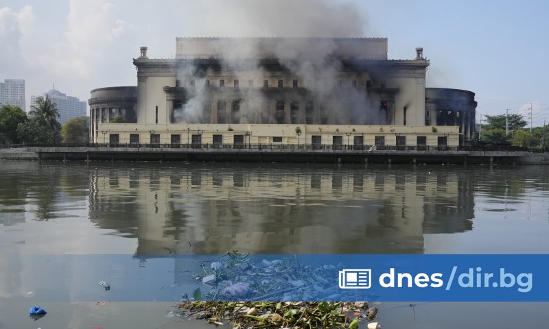 Снимка: AP/БТА Огънят е тръгнал около 23:45 часа местно време