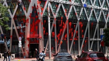 Образувано е дело за хулиганство заради червената боя по Дома на Европа в София