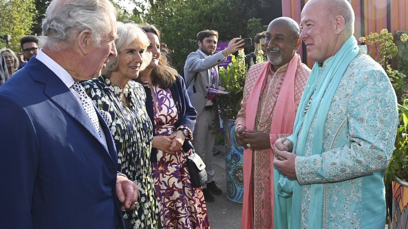 Король Чарльз и королева Камилла полюбовались выставкой травки в Челси 
