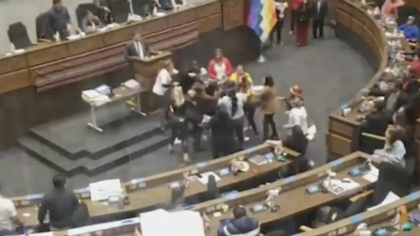 Масов бой в парламента на Боливия (видео)