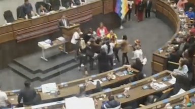 Инцидентът е последният епизод който подчертава поляризацията в страната където