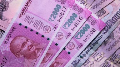 Индийците щурмуват магазините, за да харчат банкноти от 2000 рупии