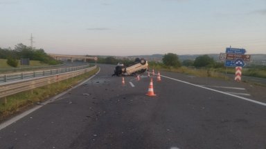 Автомобилът с българска регистрация се е обърнал по таван а