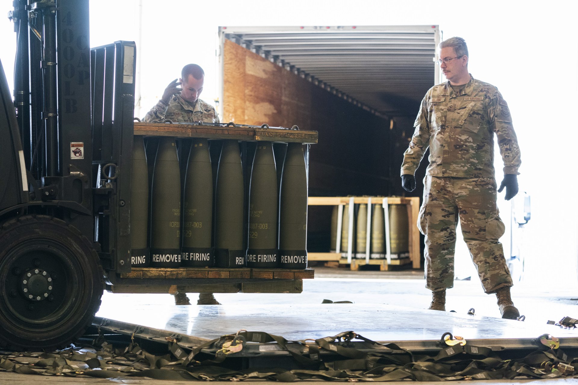 Поредна доставка на американски 155-милиметрови снаряди за Украйна