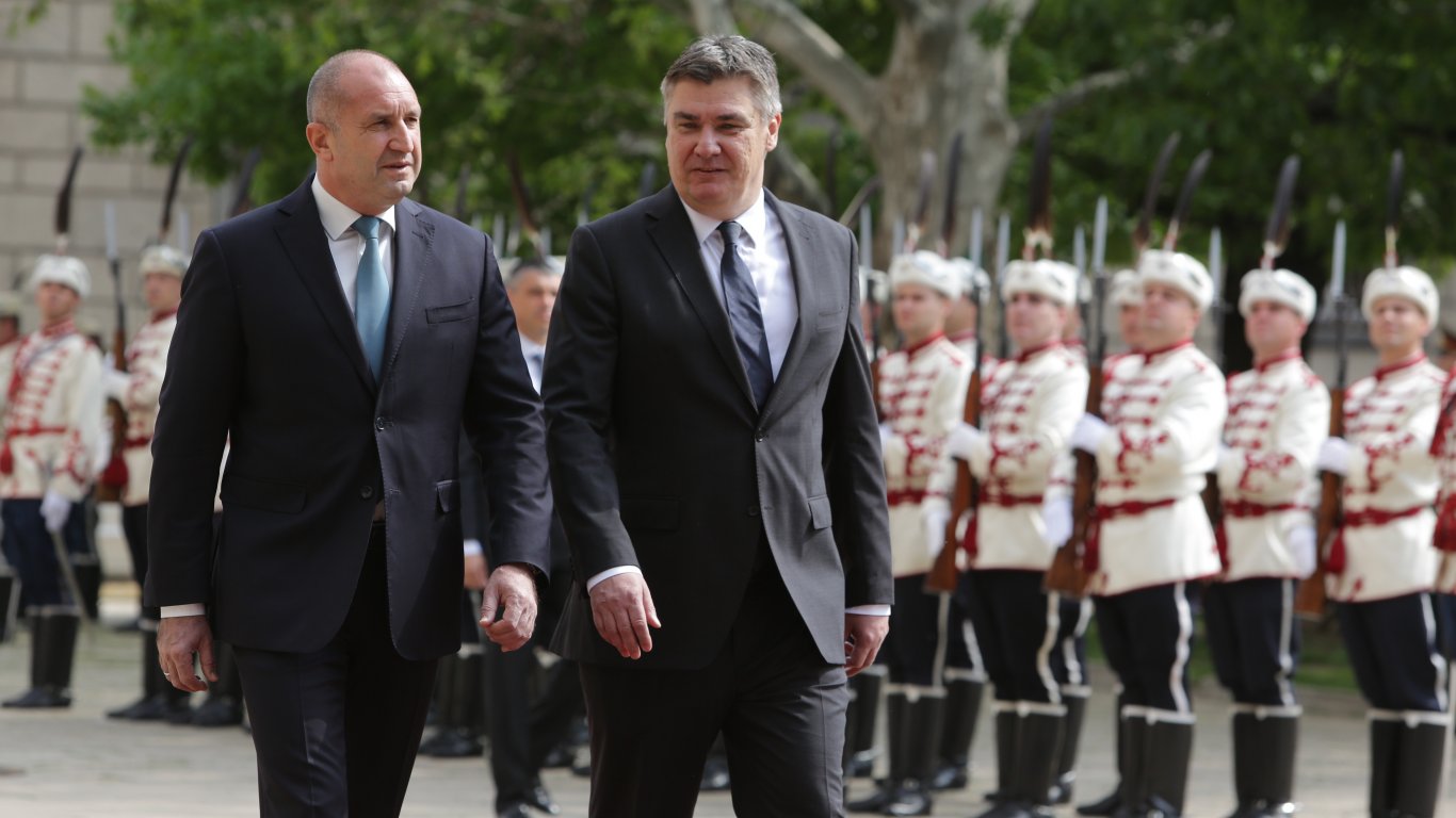 Президентът Радев посрещна с официална церемония хърватския си колега Зоран Миланович